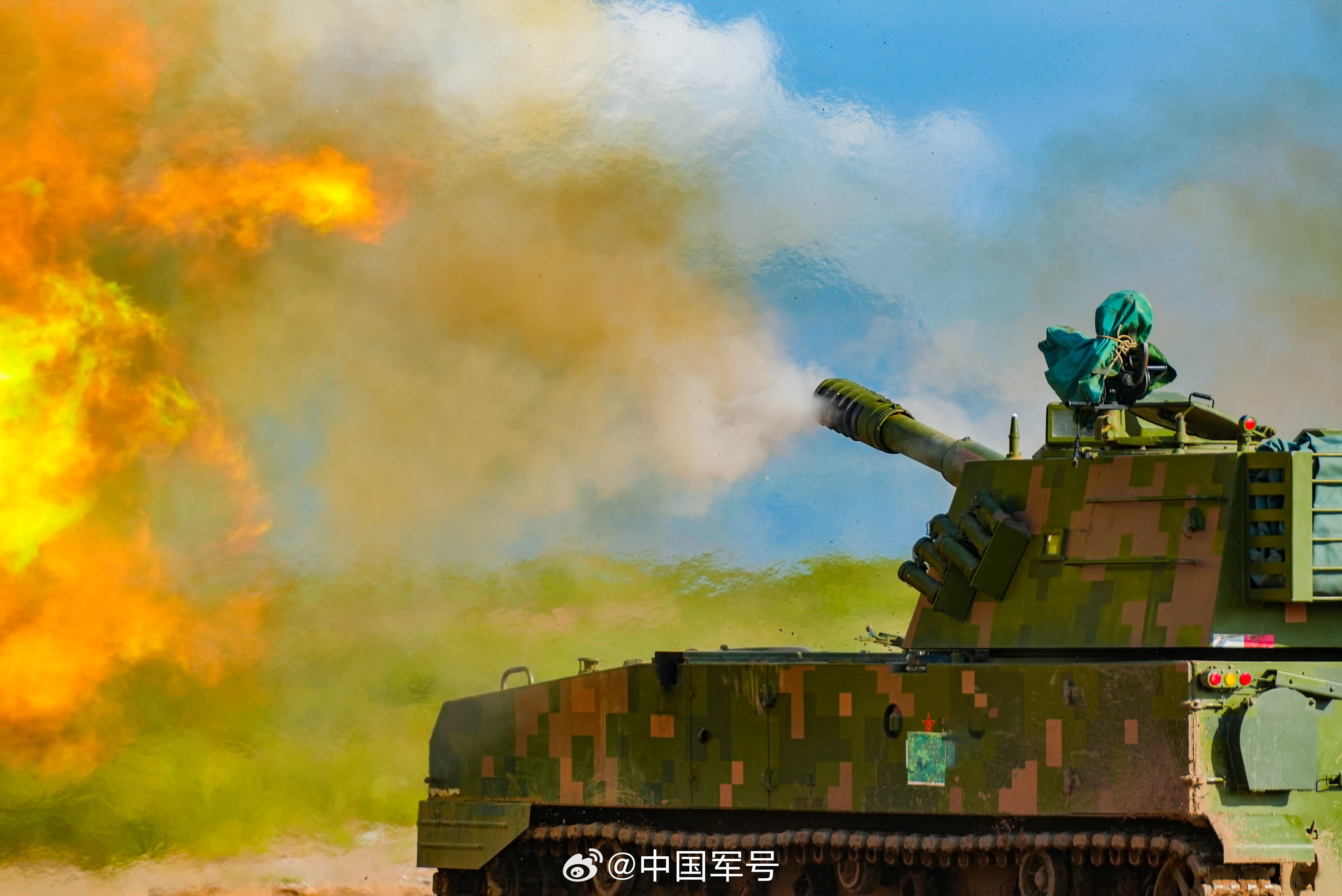 【前方有“暴雨”！炮兵实弹演练每一张都是大片】近日，陆军第81集团军某旅炮兵分队