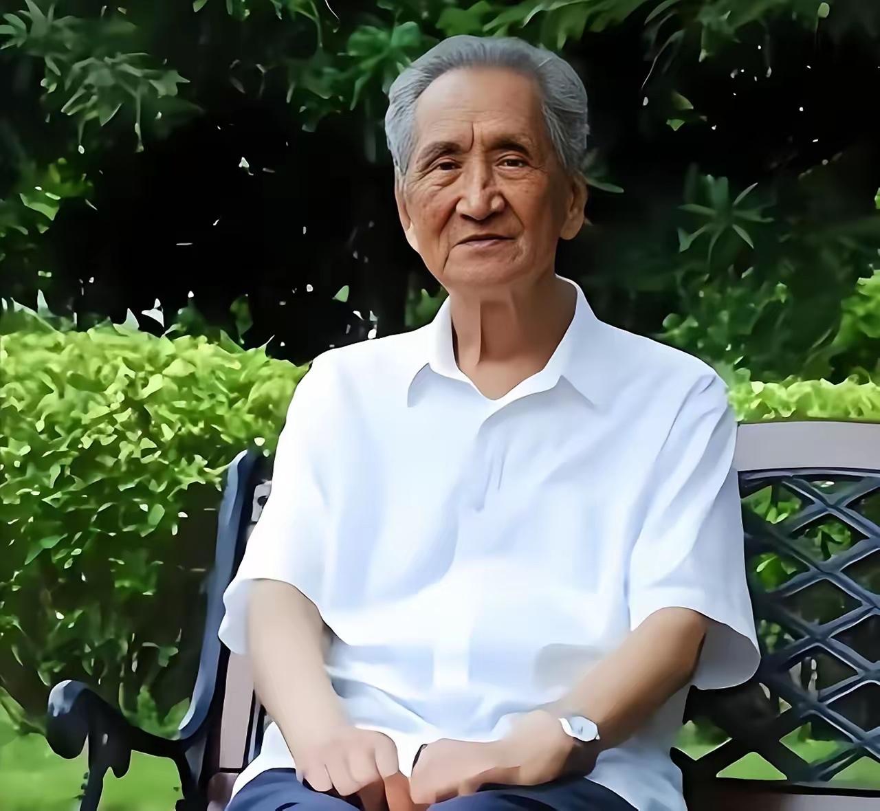 深圳撤县建市后的首任市委书记，1921年生于山东莱芜，2017年离世，享年96岁