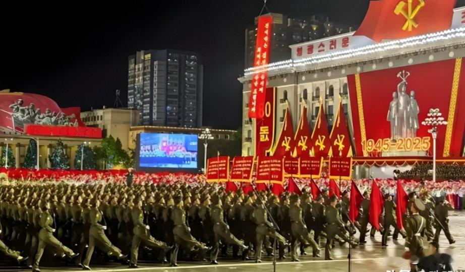 平壤金日成广场摆出最高规格迎宾阵容，数十万民众沿街列队——金正恩如此大费周章，绝