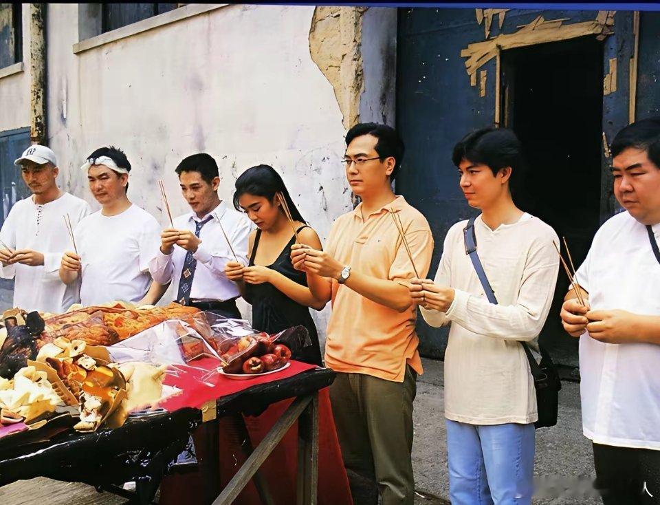 这是一张经典老电影的开机照，照片里的李连杰还带着青涩，年纪轻轻却满眼灵动。有人知