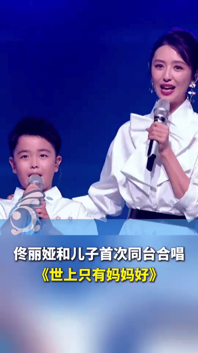 佟丽娅近期分享了一段与儿子一同唱歌的视频，他们所唱的歌曲是《世上只有妈妈好》。