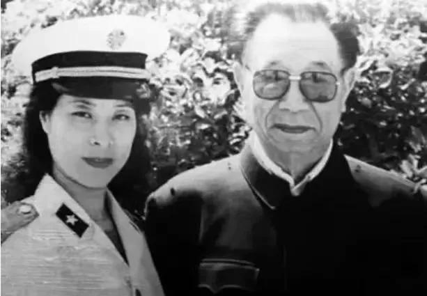 80年代初，已退休的工程兵司令员陈士榘将军与当时的工程兵文工团女干部李峥成为夫妻
