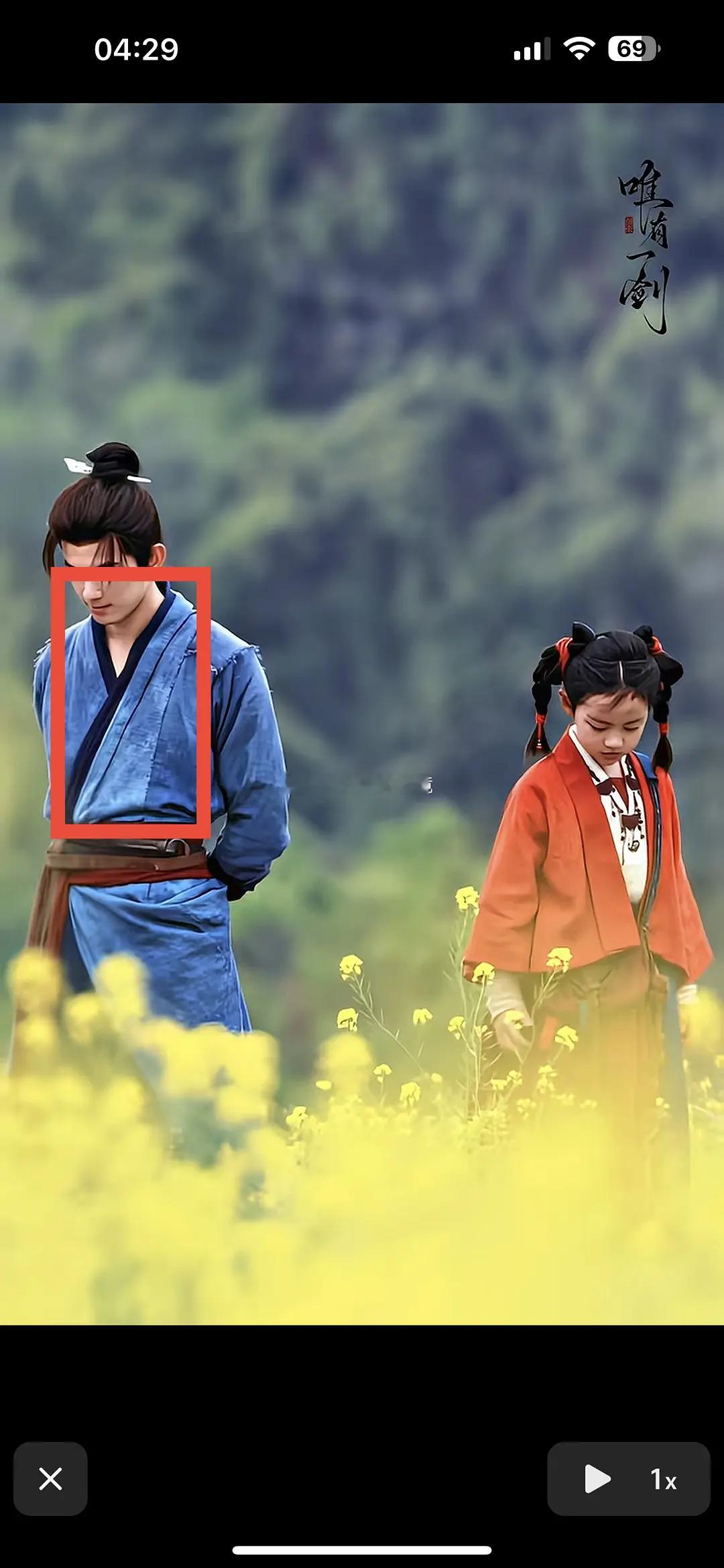 新衣服的领压的很不好，这是把群演的衣服给主角穿了吧