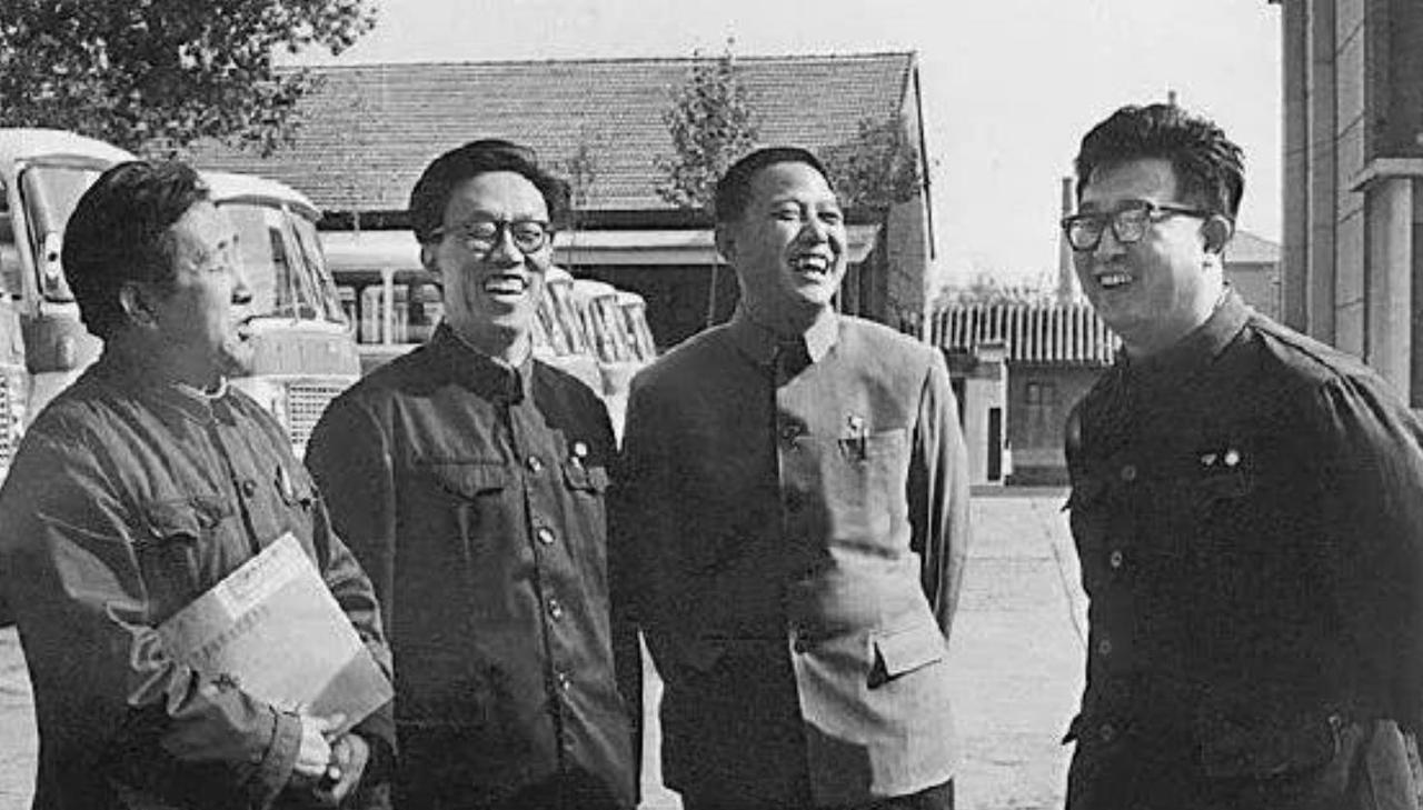1956年秋，王蒙正式发表小说《组织部新来的年轻人》，是一篇抨击官僚主义现象的作
