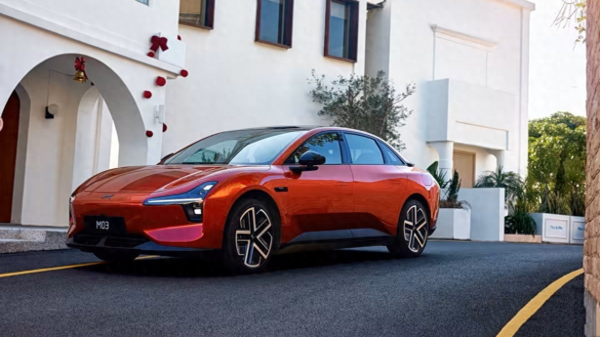 小鹏MONA M03销量狂飙！9.73万起售，轴距超2.8米月销破万