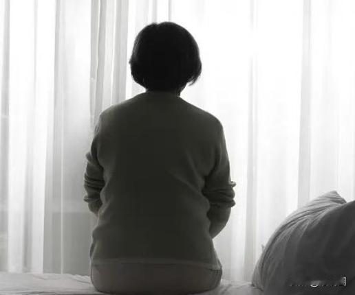 “阴挺”是什么病？62岁的阿姨上完厕所，低头一看，吓得差点叫出来：外阴处竟然有个