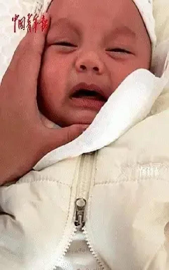 00后宝妈哄娃哄到崩溃，随手托了下娃下巴，小奶团子居然蹦出一句“ma-ma”，哭