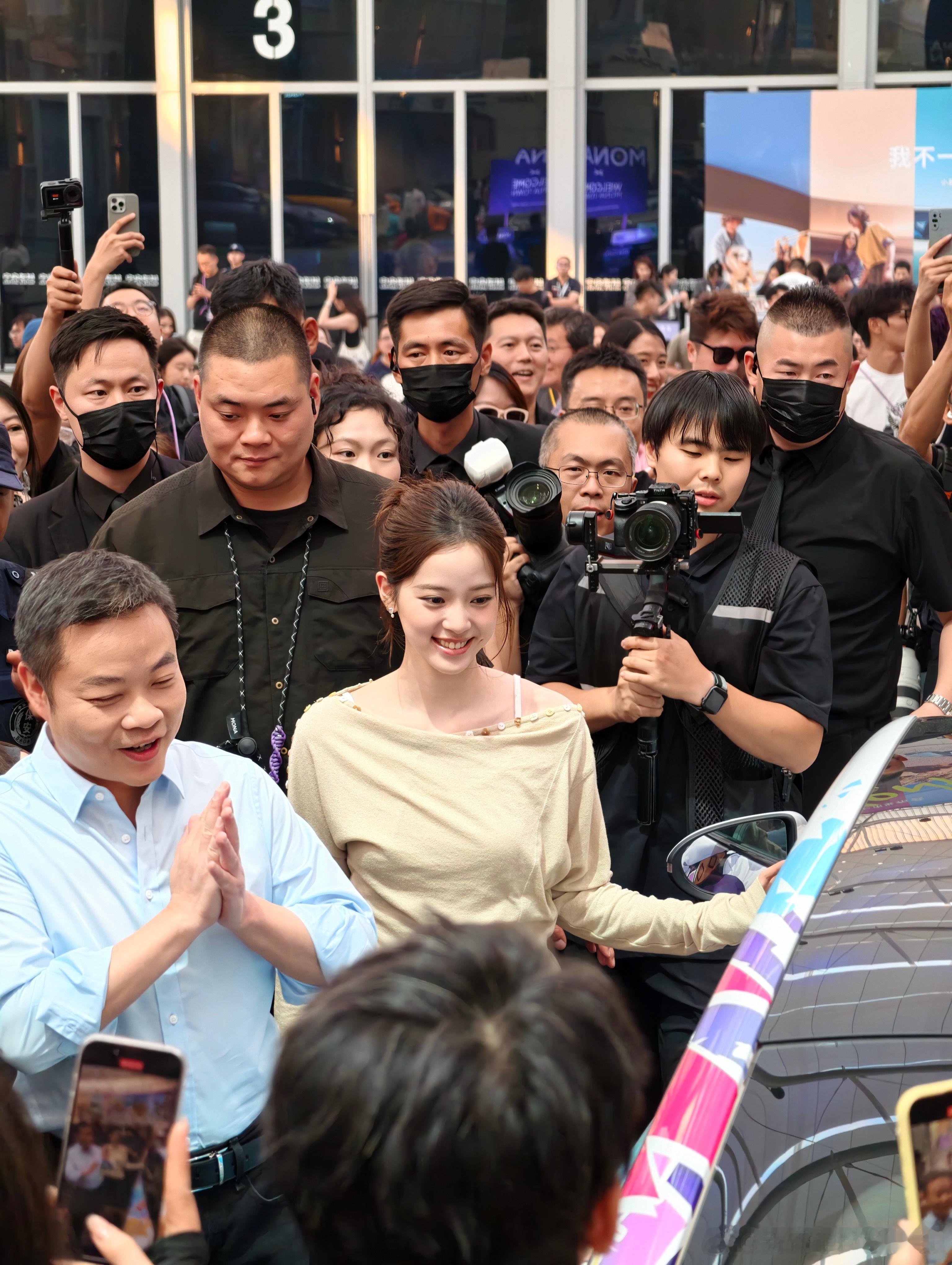 朋友圈被欧阳娜娜刷屏了[哭哭]现场真美​​小鹏MONA代言人，今晚新款Max正式发