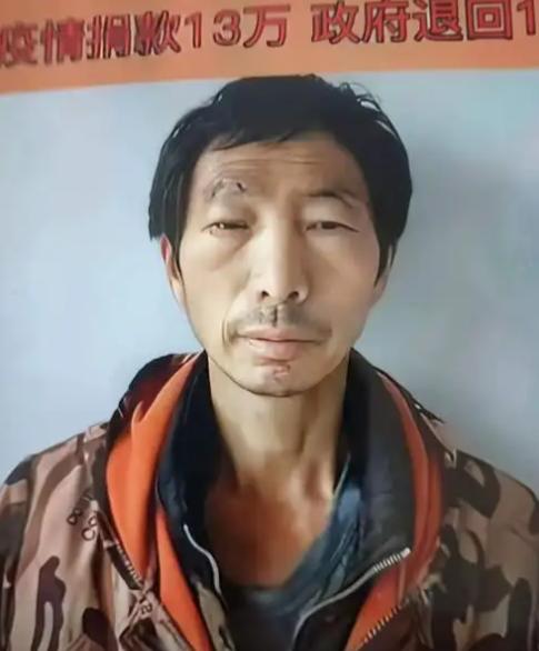 河南人杨树强，长年在杭州捡收废品为生，靠此为家人谋生。在他家里，一共住着七口人。