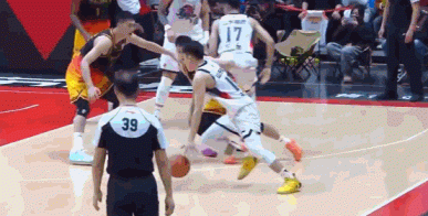 裁判越来越谨慎，谢智杰突破肘击庞峥麟，裁判和稀泥给双方犯规广东队再次主场被北