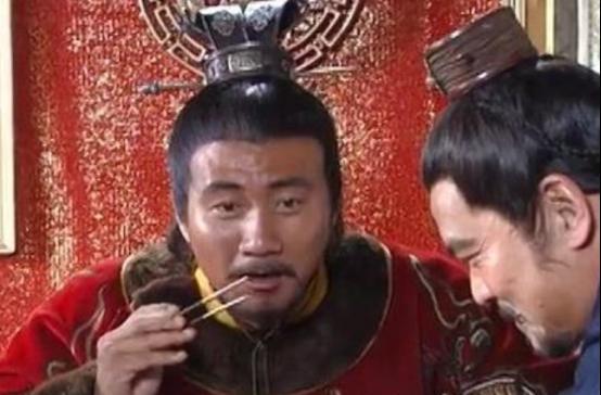 朱元璋将两块金子塞给大舅子郭德成：“这是我赏你的，你不要告诉别人，”郭德成毕恭毕