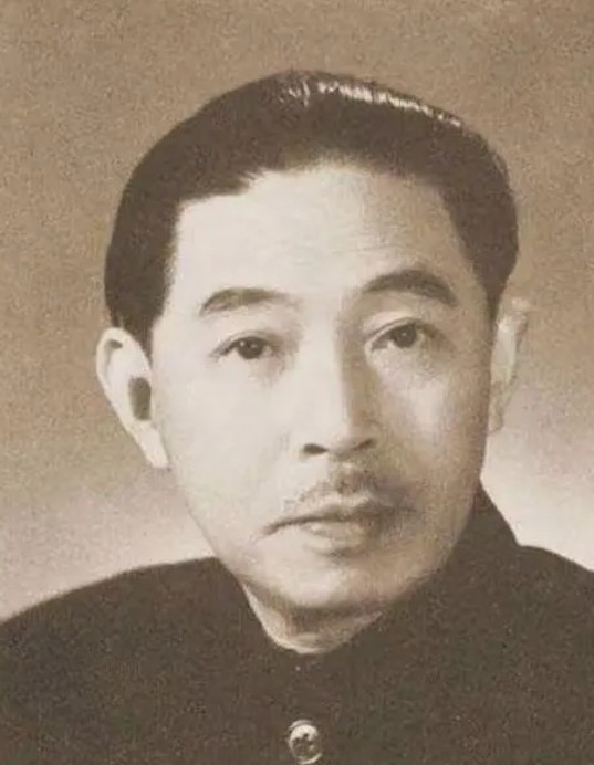 1928年，32岁的茅盾出轨23岁的女学生秦德君。不久后，秦德君怀孕，茅盾一把将