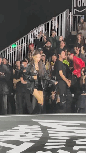 太喜欢看程潇穿高跟鞋走路了，程潇的“梨型“身材真的绝了！程潇