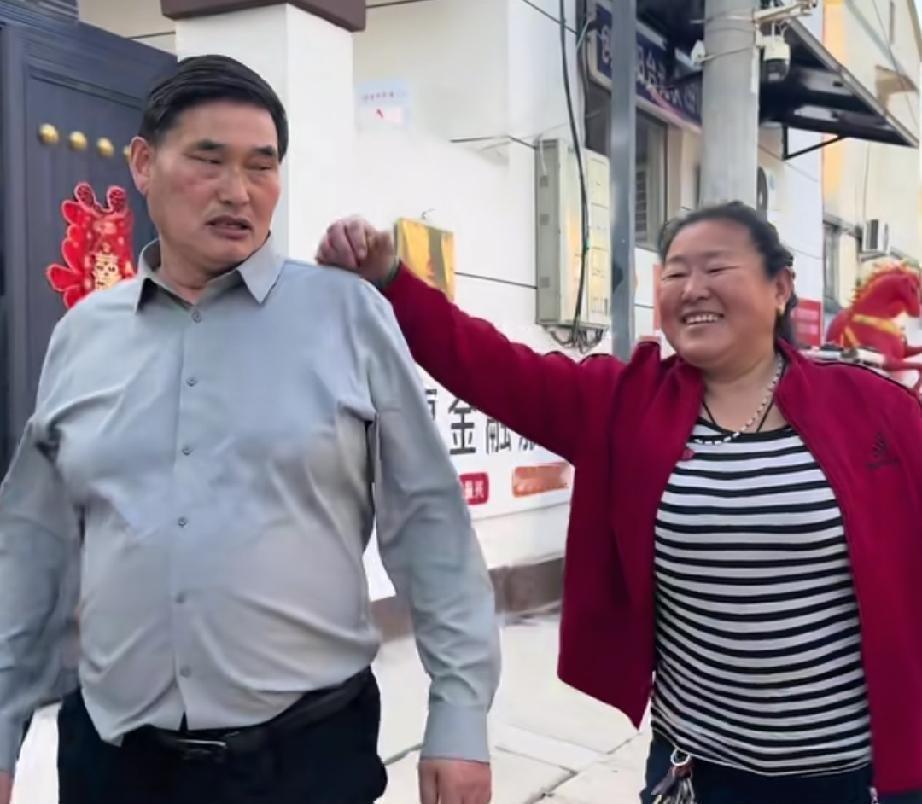 大衣哥多年来一直没有离开妻子，终于说出了真因。他最近一段时间热度很高，过去他