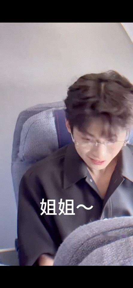 梓渝已经漂亮到被认成姐姐，其实是身高有180的男孩子[笑着哭]梓渝被小孩喊姐姐