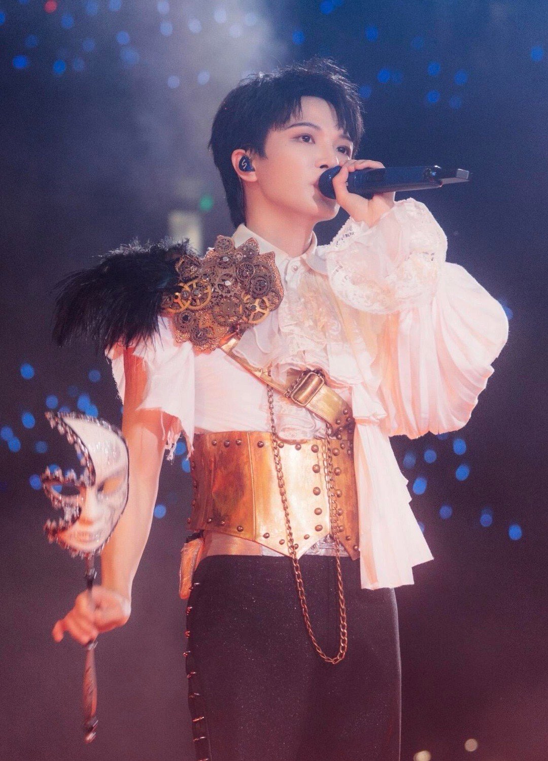 周深一秒没见又长高了周深的2026新年愿望是马上长高，结果下一秒就“咻”地冲破