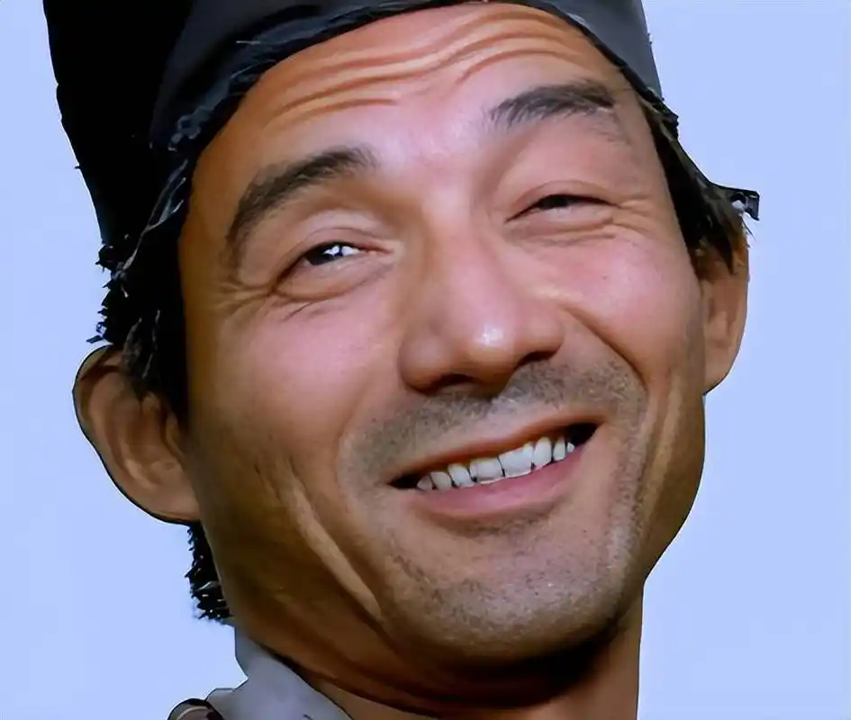 清早刷到游本昌老师辞世的消息，第一反应便是耳畔自动响起那首“鞋儿破帽儿破”的旋律。他塑造的济公，早已