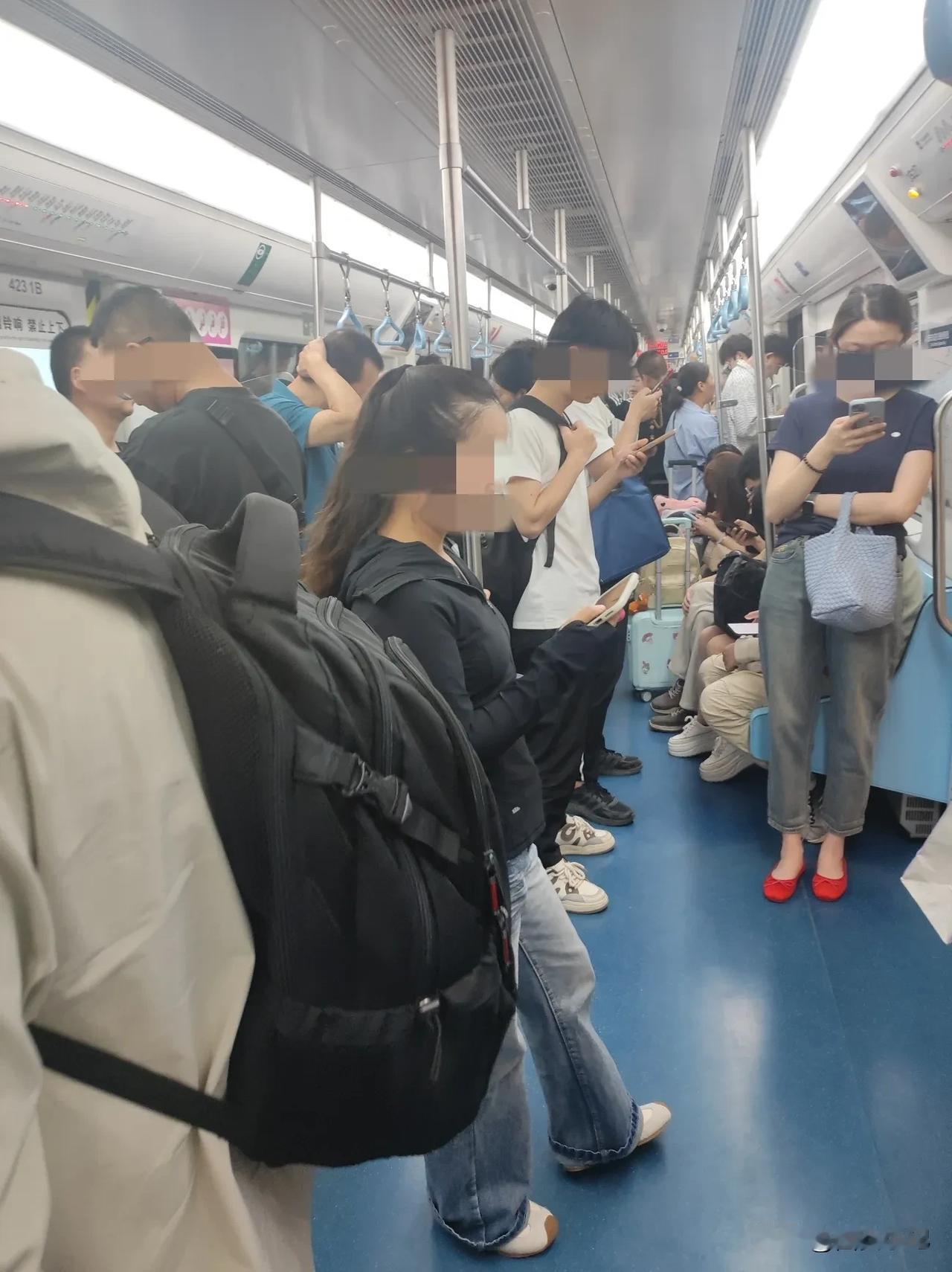 五一假期第一天的地铁人流量今天，坐西安地铁一号线出去，看到车厢人流量也正常，