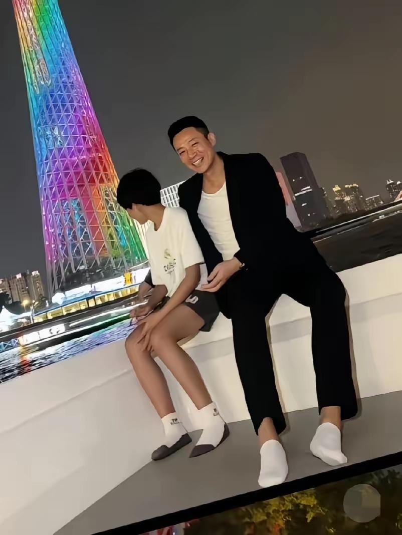 汪小菲带儿子打卡广州小蛮腰，父子俩在游艇上观景，看上去非常浪漫！儿子小箖箖长得