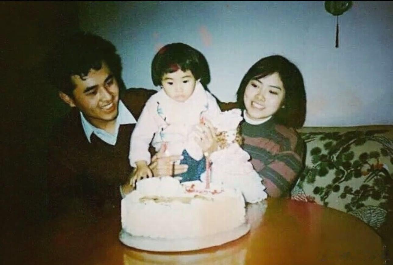 这是什么神仙基因！彭小苒全家福曝光，爸爸妈妈颜值气质双双在线，难怪女儿这么出众。