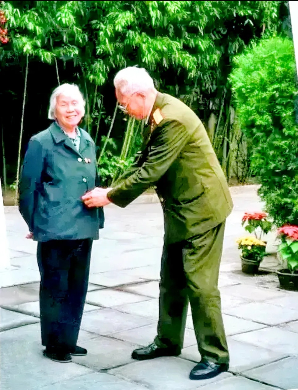 散步时，张震上将为妻子扣上扣子，这一幕非常感人。张震和马龄松是一对革命夫妻，他们