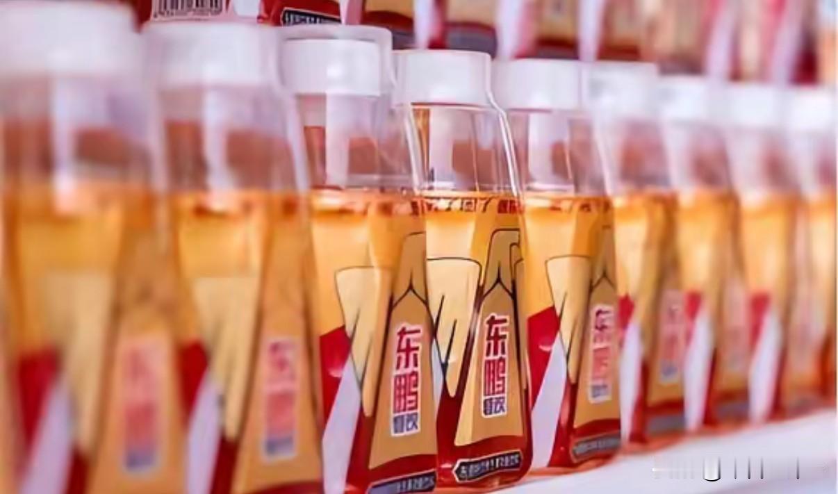 东鹏饮料的创始人林木勤，在一次饭局的时候，恰好有人递上他公司生产的东鹏饮料，也不