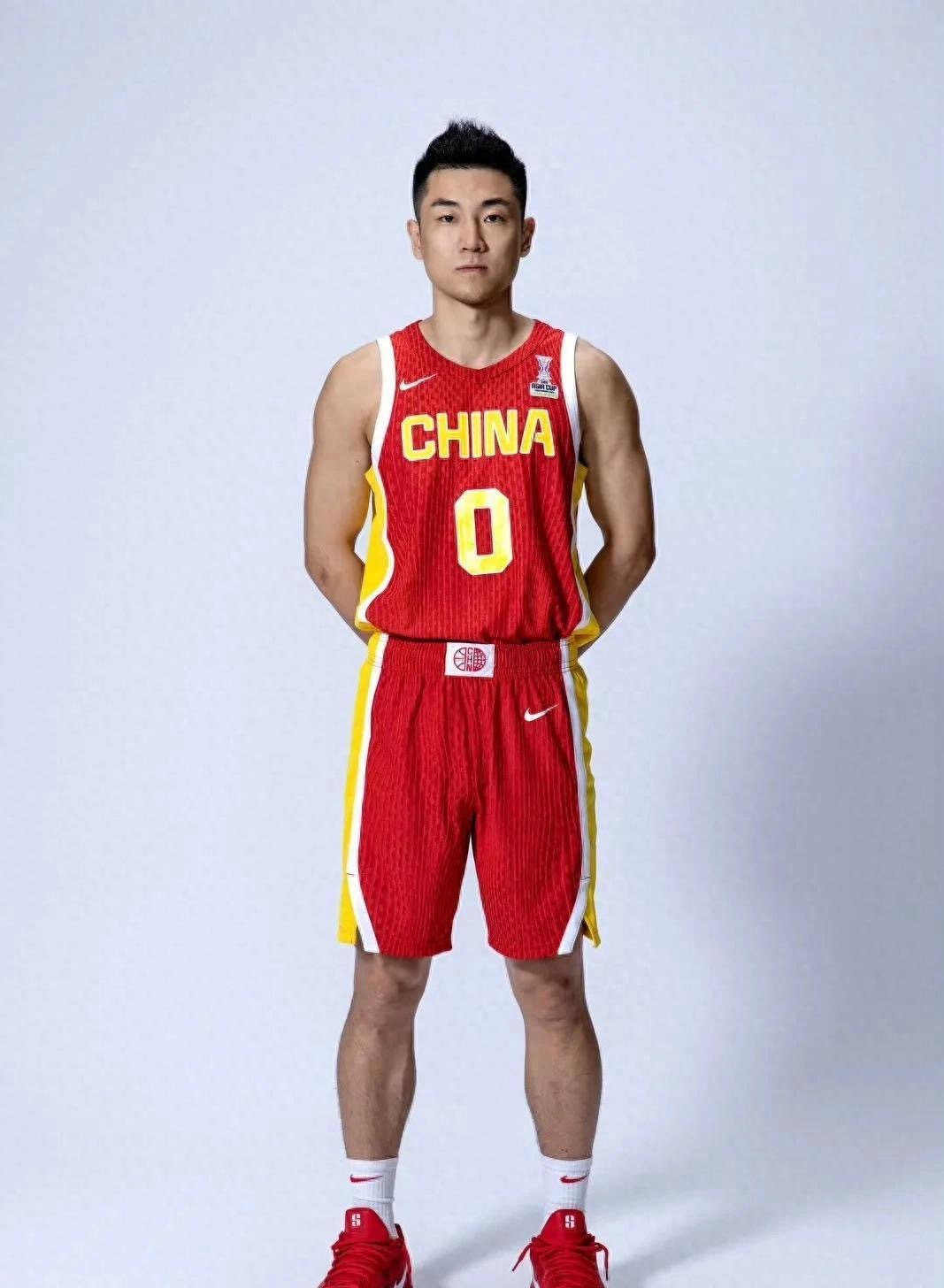 卧槽？高诗岩抢断一条龙，空篮不进……没关系没关系，防得不错！男篮世预赛中韩对决