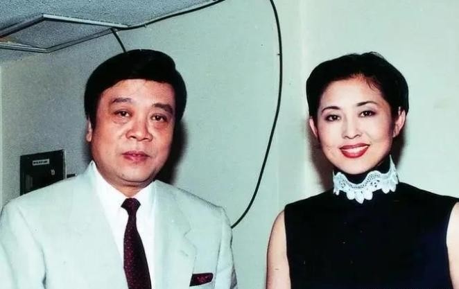 1993年，51岁的赵忠祥，反对34岁的倪萍参评正教授，他拍着桌子喊：“我当主持