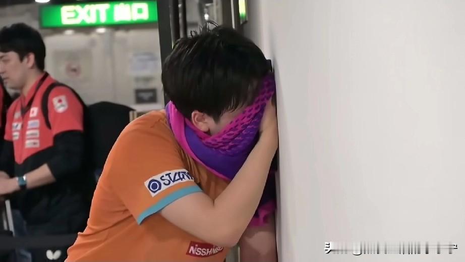 松岛辉空这场球打的已经很好了！毕竟今年才18岁，能和“世一”王楚钦打满7局，而且