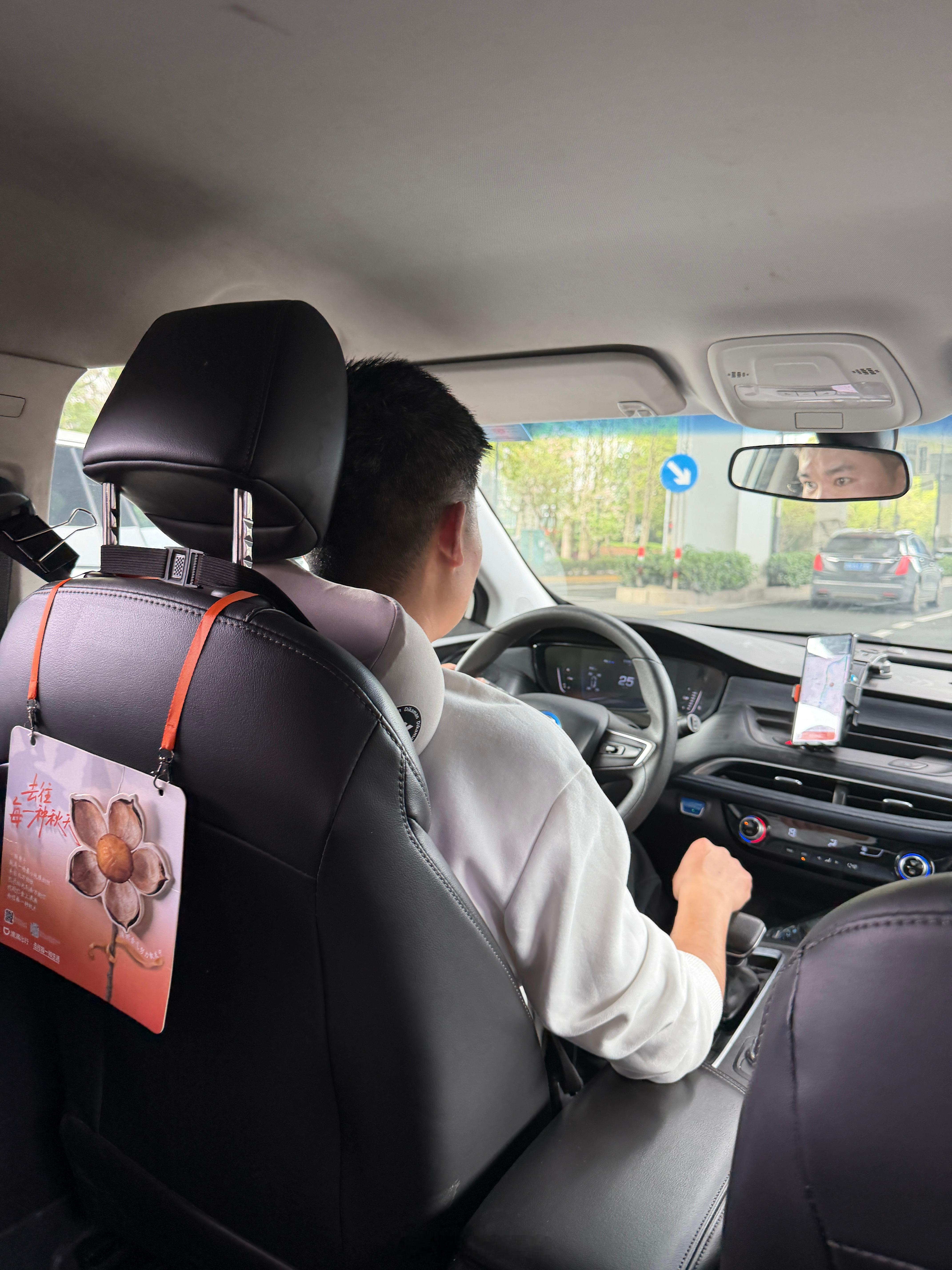 经常出差和网约车司机聊天发现：现在好多失业了都不约而同都来上海“淘金”跑网约车。