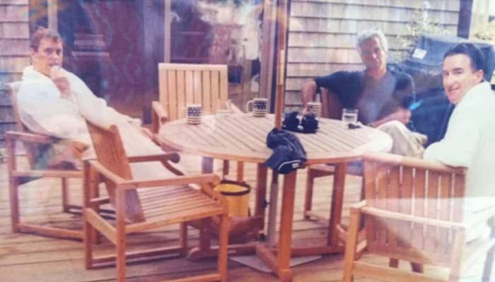 安德鲁王子死乞白赖的粘着爱泼斯坦，被嘲讽为一家子都是吸血鬼，他和卡米拉王后一样是