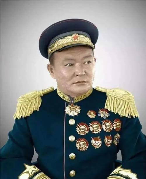 看清这个胸前挂满勋章的人，他是中华民族的罪人。就是他跟外人勾结，把外蒙古硬生生推