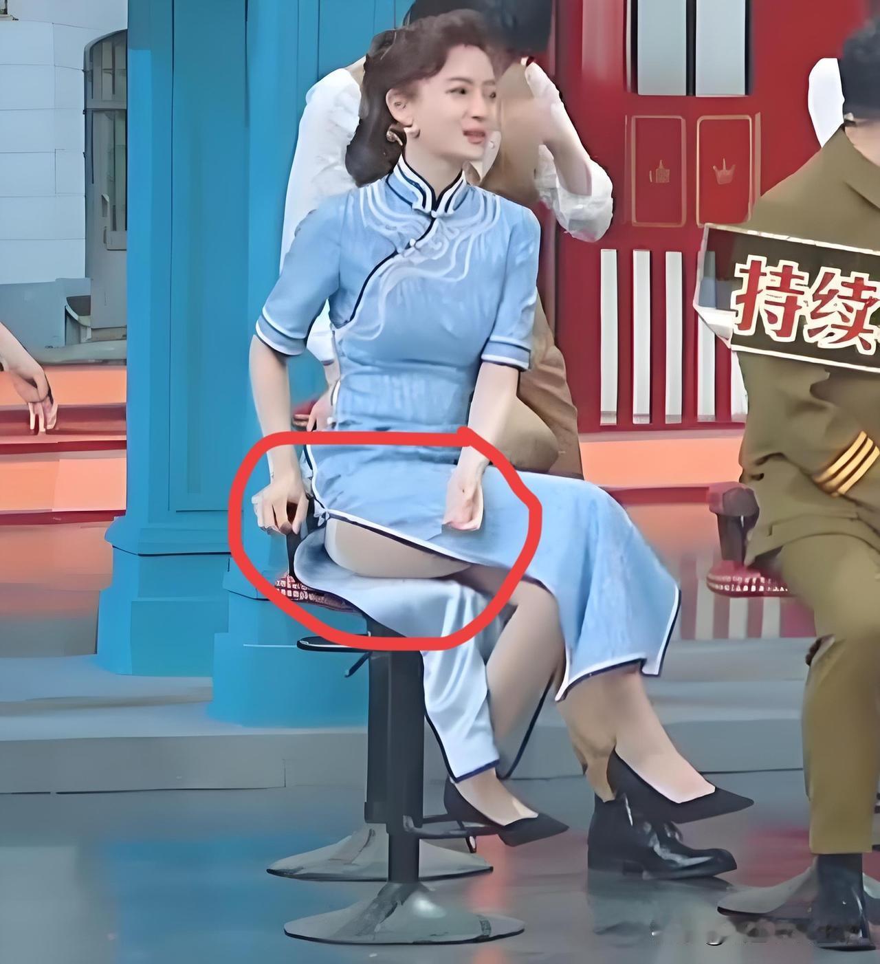 尴尬了！终于明白女星为什么很少穿旗袍上台了，瞧离婚后的杨颖演戏时很放得开…..