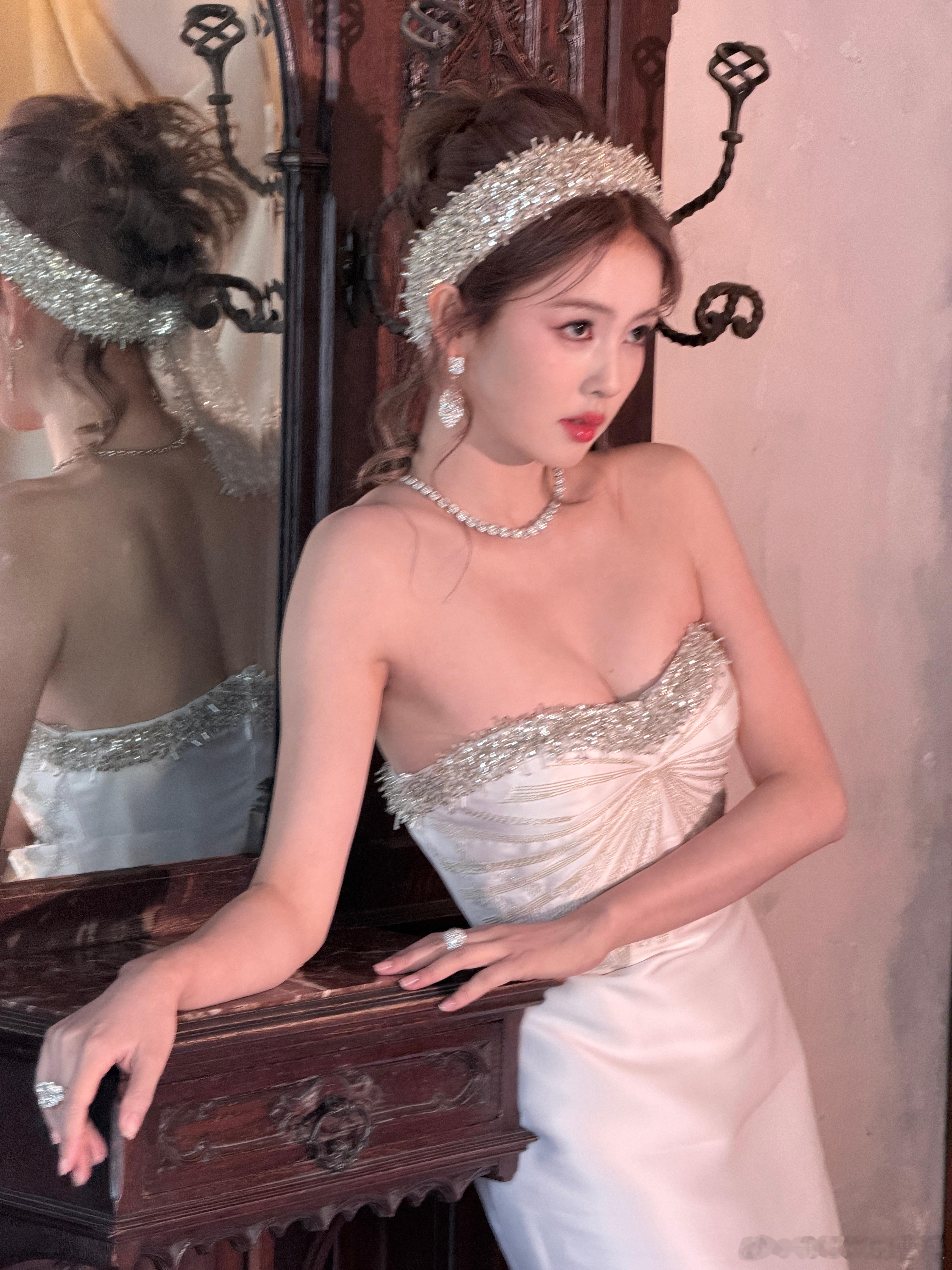 白鹿美神降临；记得给鹿鹿的微博视界大会点推荐哦