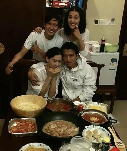 那会谢霆锋在山东拍戏呢，阿sa跑去探班，张柏芝弄了一满桌菜款待。张柏芝可太靓了，