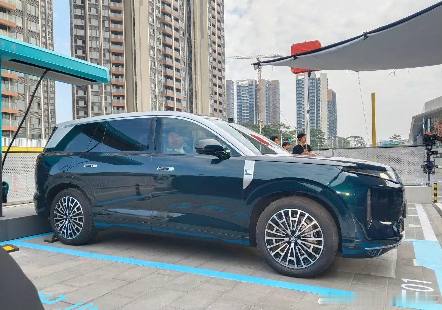 我觉得现在比亚迪新车的设计已经没有以前那种“登”味了。这台比亚迪旗舰SUV——大