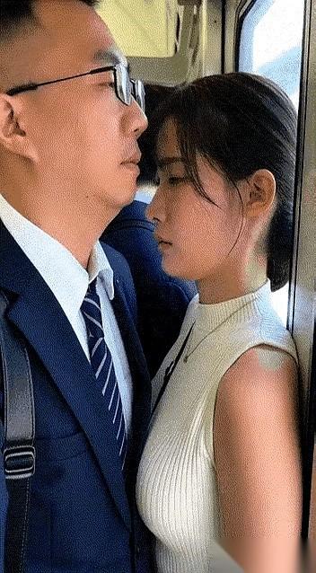 别扯什么一见钟情了。承认吧，让你一秒上头的，根本不是什么有趣的灵魂。就是那股