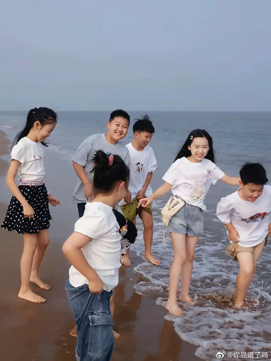 董璇佟丽娅带娃海边游玩🥳小酒窝和朵朵玩得不亦乐乎！看场景是秦皇岛阿那亚，董璇在这儿有套小别墅，经常