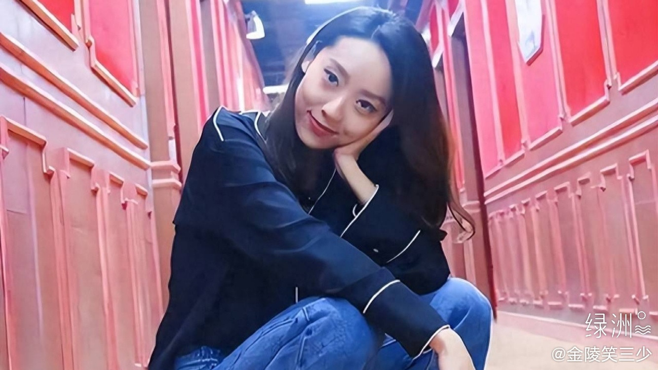 为什么周星驰当年会选择鄂靖文？周星驰是真的认为鄂靖文非常适合《新喜剧之王》里的如梦。简单谈两点个人看