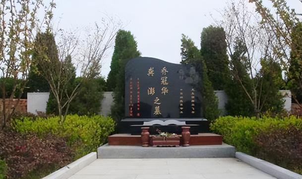 1985年乔冠华归葬故乡盐城遭到拒绝，妻子章含之无奈之下找到一个人帮忙，此人在当