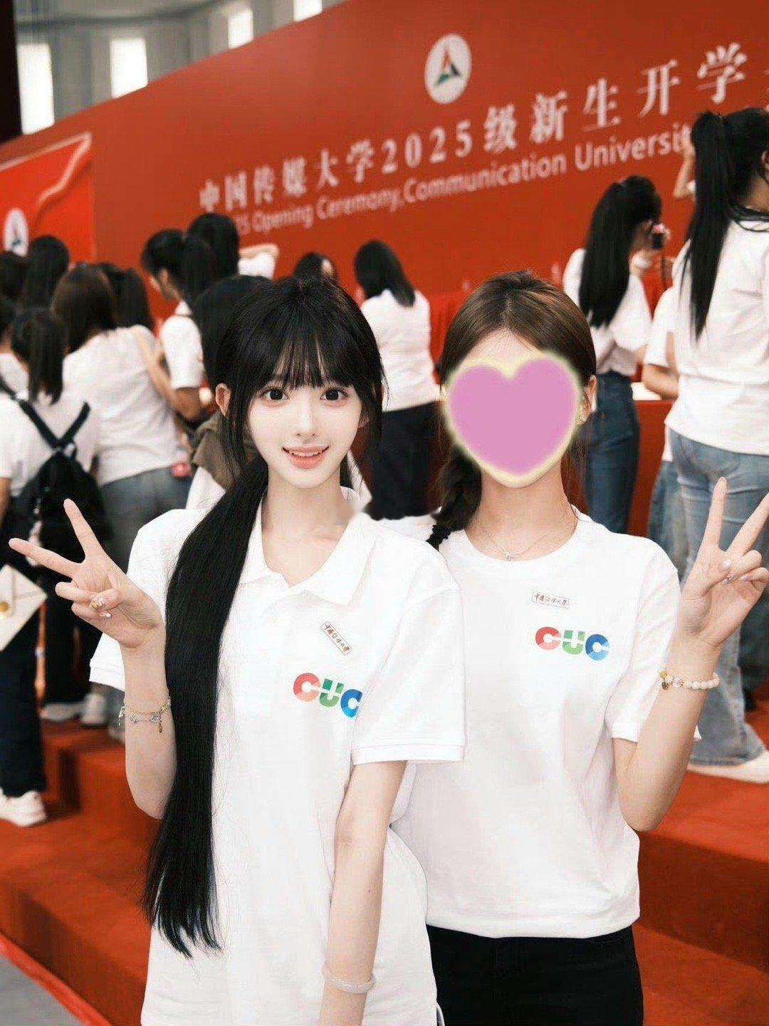 被擦妆5次的艺考女生，亮相中传开学典礼。