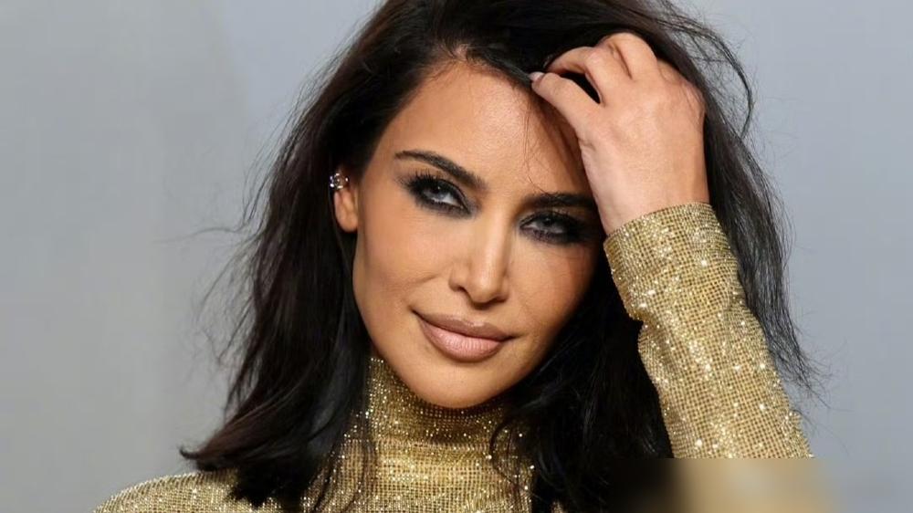 金卡戴珊穿着那条Demna设计的金色Gucci裙子，踩着八英寸高跟鞋去奥斯卡派对