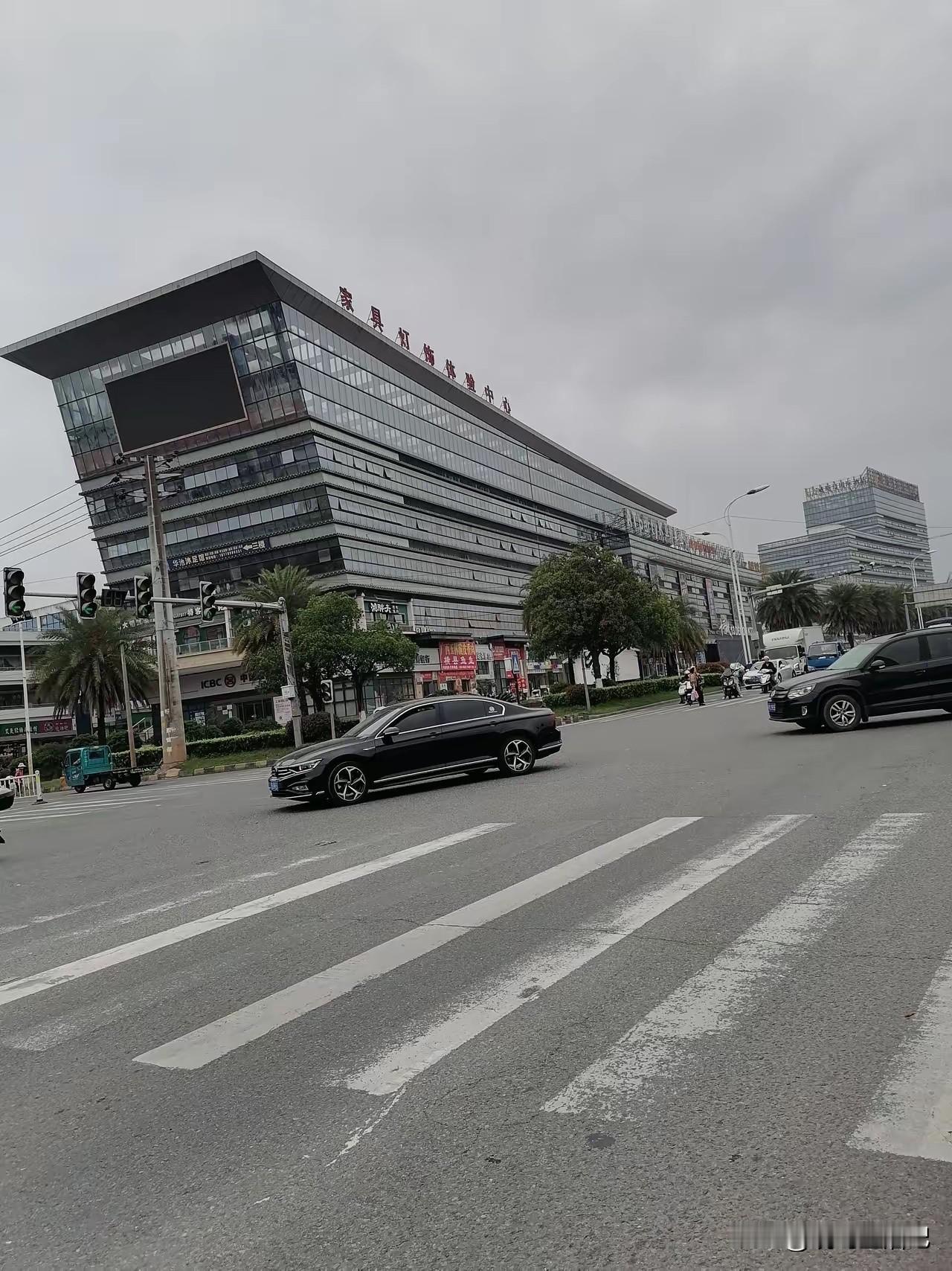 不明白设计师为什么这样设计这栋楼，看着挺奇怪的。