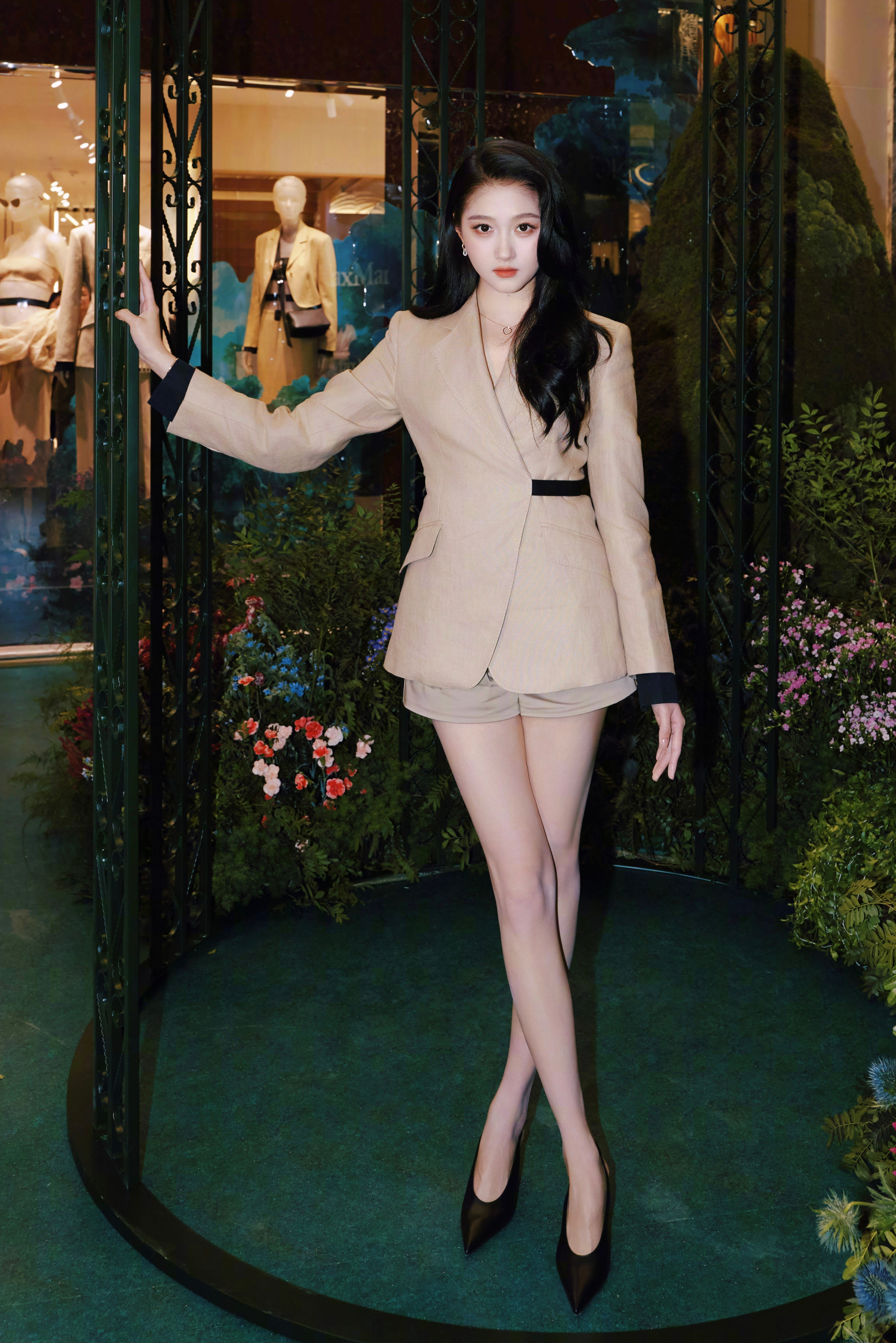 关晓彤最新物料：MaxMara今日活动出图📷