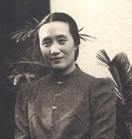 1925年，连生4女的董竹君，为圆丈夫的儿子梦，冒死怀第5胎。她肚大肥圆，爱吃辣