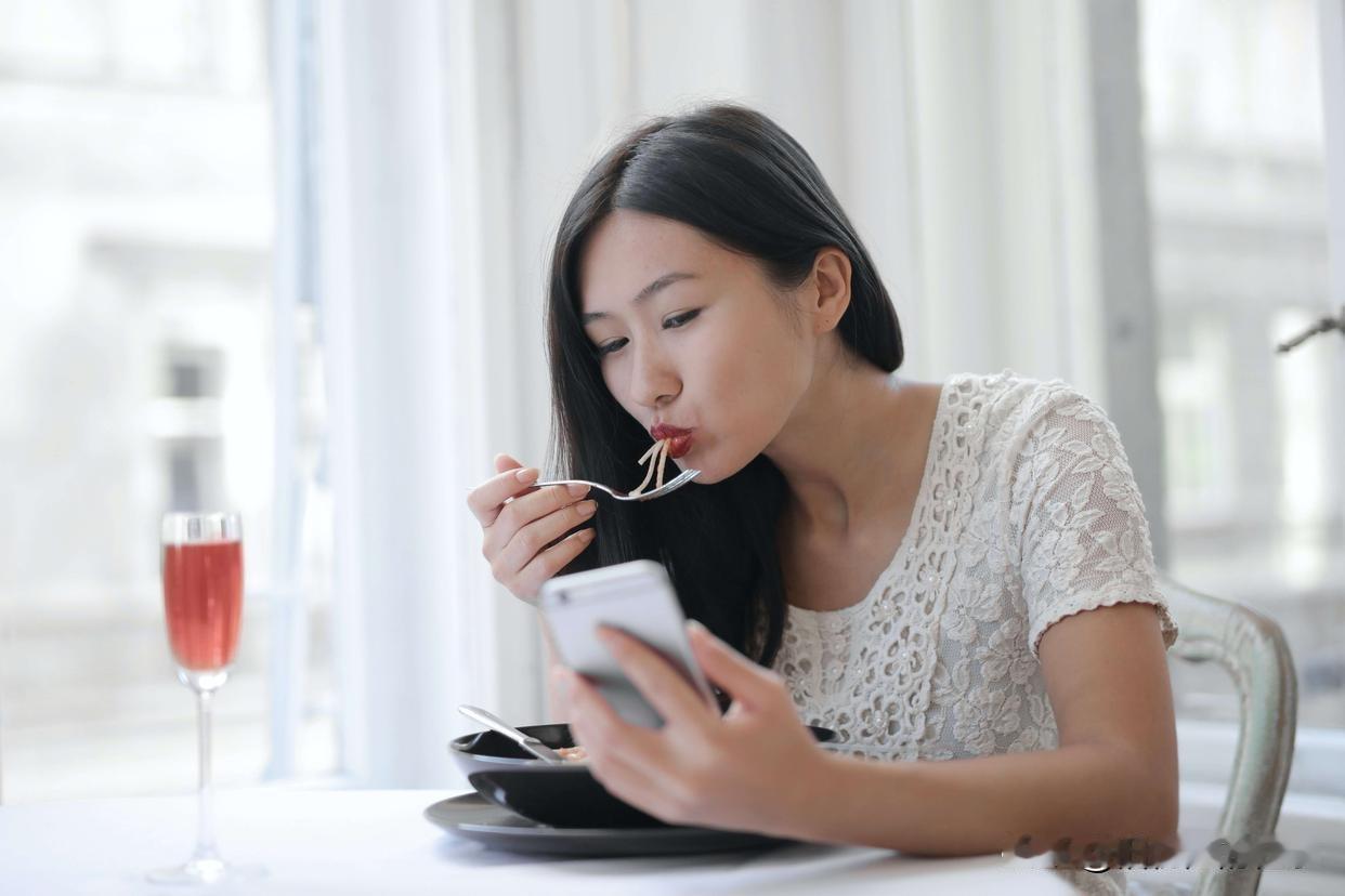《小姑子非要跟我同一天办喜事，未来婆婆竟要我把620万婚房当她嫁妆，我没吵没闹，