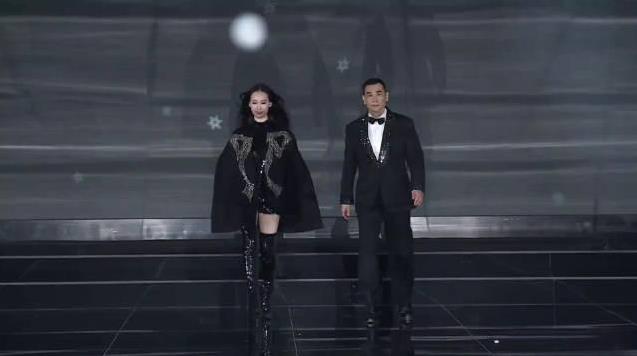 赵文卓带着大女儿第一次走秀！这女娃气质很有，长得好像黄圣依