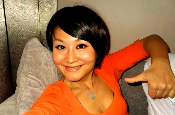 前央视主持人曹晴辞掉“铁饭碗”，远嫁大20岁美国医生，常年挨揍只能吃剩饭，