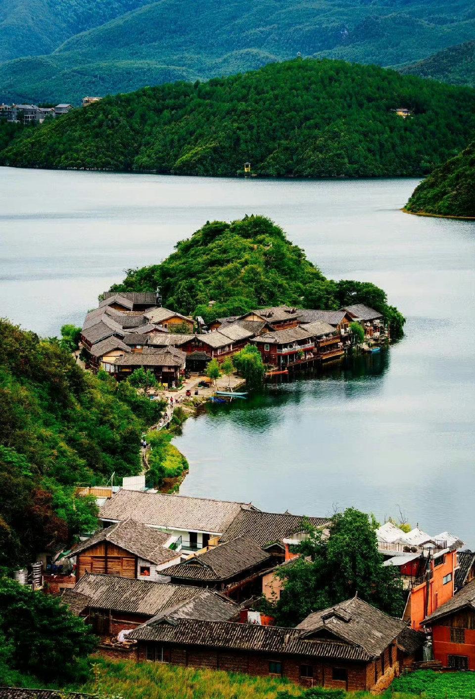 入秋后的泸沽湖，更加妩媚动人了。​​​​