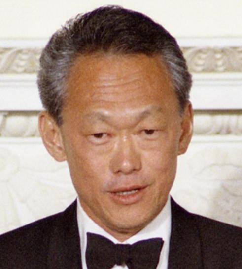 1965年新加坡脱离马来西亚后，华人商会组团游说李光耀，希望将汉语作为国语，而李